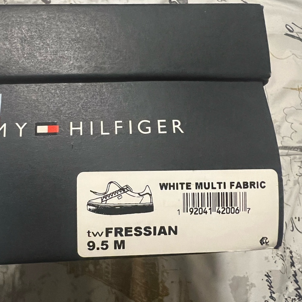 Tommy Hilfiger Fressian Lace-Up Sneakers - Picture 9 of 9